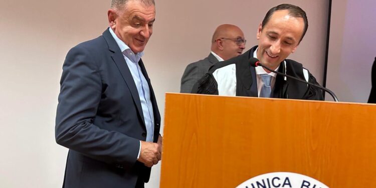 Cristian Gentea îl felicită pe Mihai Claudiu Covaliu pentru titlul de Doctor Honoris Causa acordat de Politehnica București – Centrul Universitar Pitești