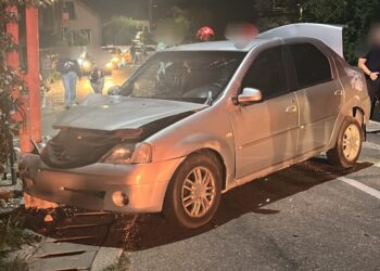 Accident la Mioveni! O mașină a lovit un stâlp de electricitate. Un bărbat a ajuns la spital