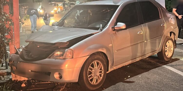Accident la Mioveni! O mașină a lovit un stâlp de electricitate. Un bărbat a ajuns la spital