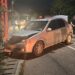 Accident la Mioveni! O mașină a lovit un stâlp de electricitate. Un bărbat a ajuns la spital