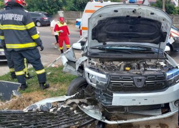 Accident la Bradu! O mașină a intrat în gardul unei locuințe