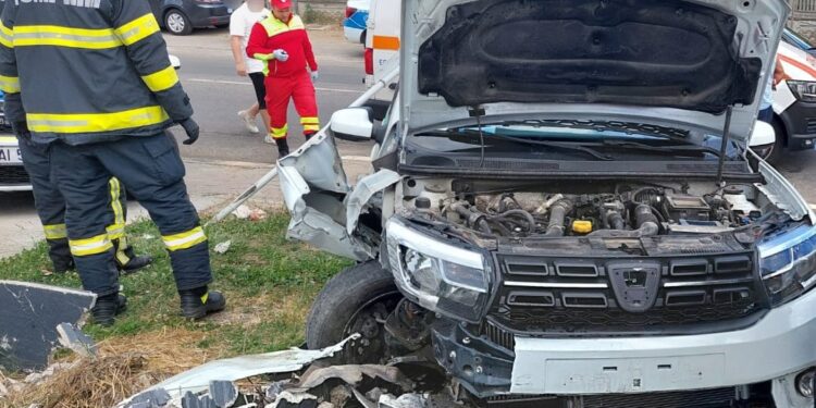 Accident la Bradu! O mașină a intrat în gardul unei locuințe