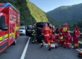 Un bolovan s-a prăbușit peste o mașină aflată în mers pe Valea Oltului. Un bărbat este în stop cardio-respirator