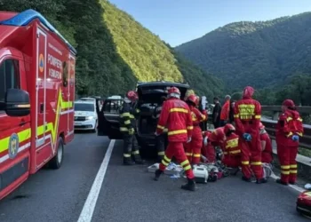 Un bolovan s-a prăbușit peste o mașină aflată în mers pe Valea Oltului. Un bărbat este în stop cardio-respirator