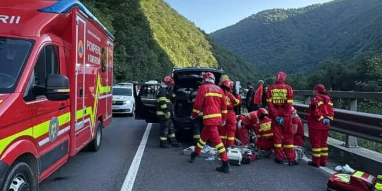 Un bolovan s-a prăbușit peste o mașină aflată în mers pe Valea Oltului. Un bărbat este în stop cardio-respirator
