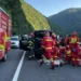 Un bolovan s-a prăbușit peste o mașină aflată în mers pe Valea Oltului. Un bărbat este în stop cardio-respirator