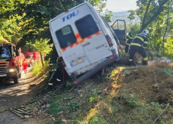 Accident cu microbuz la Câmpulung. O victimă a decedat