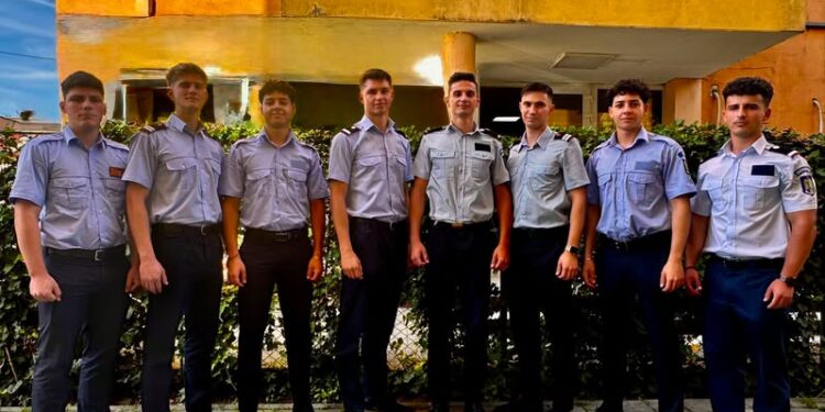 Opt studenți ai Academiei de Poliție „Alexandru Ioan Cuza” – Facultatea de Pompieri, stagiu de practică la ISU Argeș
