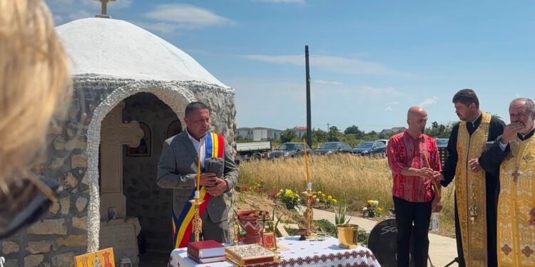 Troiță sfințită la Bradu, pe terenul viitoarei Școli Domnești de Meserii „Sfântul Voievod Neagoe Basarab”