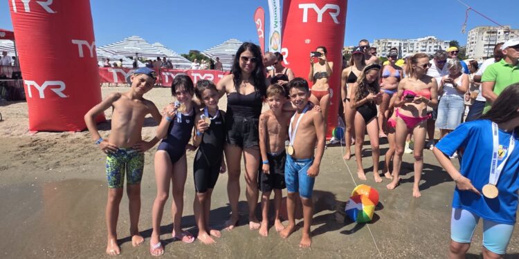 Performanță pentru B2O Pitești la AquaChallenge 2026. Tinerii înotători au urcat pe podium la prima competiție în mare