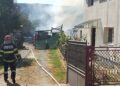 Incendiu puternic în Mihăești. Flăcările au cuprins acoperișurile a două locuințe și mai multe anexe