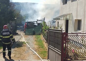 Incendiu puternic în Mihăești. Flăcările au cuprins acoperișurile a două locuințe și mai multe anexe