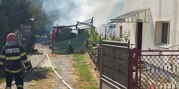 Incendiu puternic în Mihăești. Flăcările au cuprins acoperișurile a două locuințe și mai multe anexe