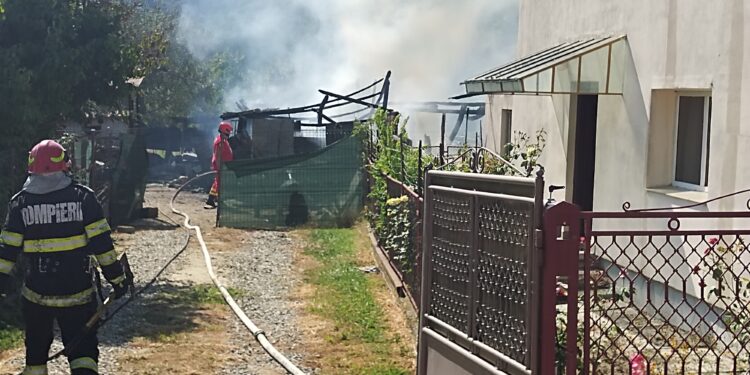 Incendiu puternic în Mihăești. Flăcările au cuprins acoperișurile a două locuințe și mai multe anexe