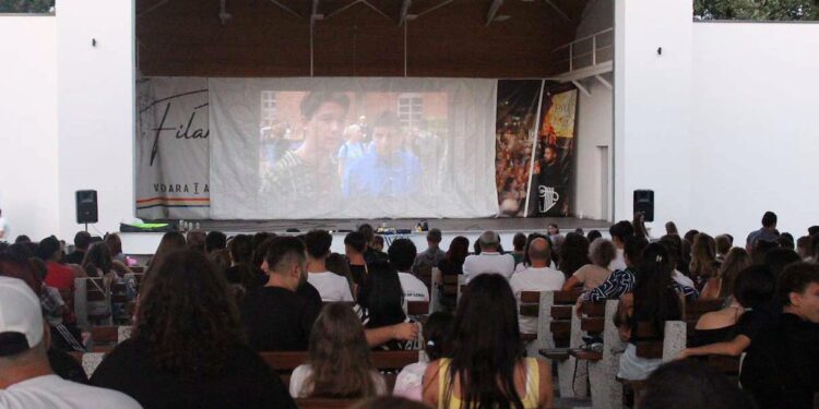 Cinema sub cerul liber continuă la Pitești. Film Fest revine cu o nouă seară dedicată familiilor