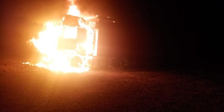 Autotractor cuprins de flăcări în Argeș. Pompierii au intervenit de urgență pentru stingerea incendiului