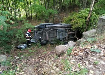 Accident grav în Argeș: mașină răsturnată în afara drumului. Patru persoane au ajuns la spital