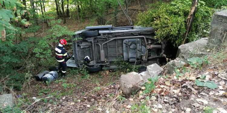 Accident grav în Argeș: mașină răsturnată în afara drumului. Patru persoane au ajuns la spital