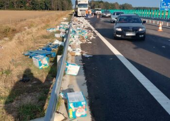 Accident rutier între două autotrenuri pe DEx12. Circulația, oprită pe unul dintre sensuri