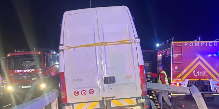 Accident pe DEx, la Lunca Corbului. Două persoane au fost rănite, una fiind încarcerată