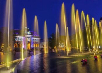 Pitești: Fântâna muzicală din Piața Primăriei trece la programul de toamnă!