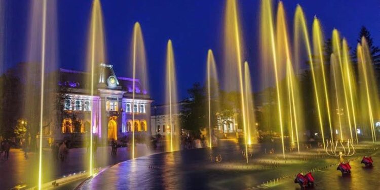 Pitești: Fântâna muzicală din Piața Primăriei trece la programul de toamnă!