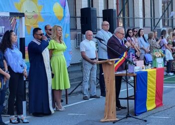 Prima zi de școală, cu emoții și ghiozdane noi pentru copiii din Bascov