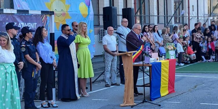 Prima zi de școală, cu emoții și ghiozdane noi pentru copiii din Bascov