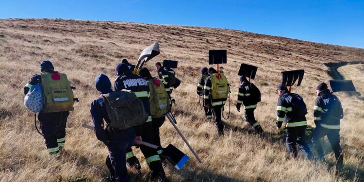 Argeș: Incendiul izbucnit într-o pădure de pe muntele Drăghina a fost localizat; se intervine pentru lichidare