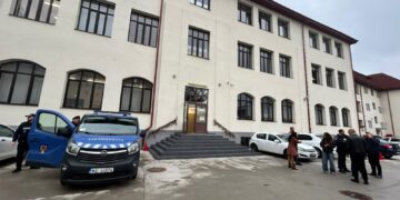 Incident grav la un liceu din Pitești! Un elev ar fi venit cu o macetă și ar fi rănit un coleg
