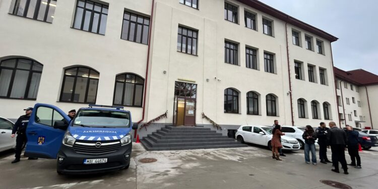 Incident grav la un liceu din Pitești! Un elev ar fi venit cu o macetă și ar fi rănit un coleg