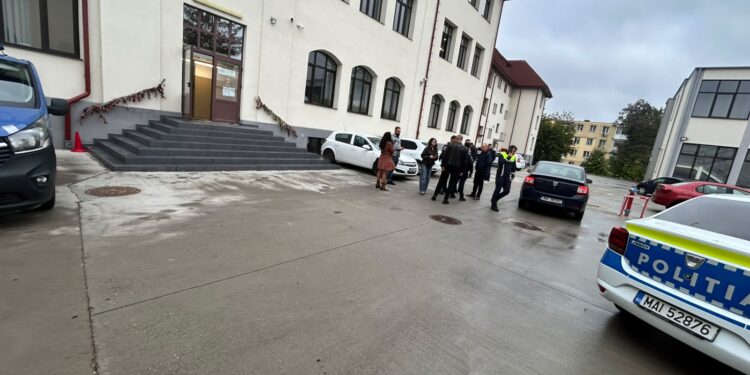 Poliția Argeș face verificări privind o stare conflictuală la o unitate de învățământ din Pitești