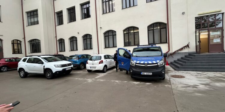 Incident grav la un liceu din Pitești! Un elev ar fi venit cu o macetă și ar fi rănit un coleg