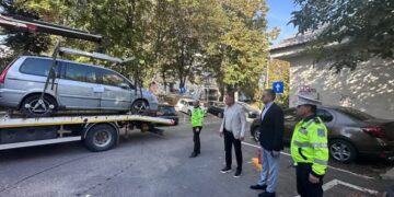 Locuri de parcare recuperate în Pitești. Trei autoturisme abandonate au fost ridicate